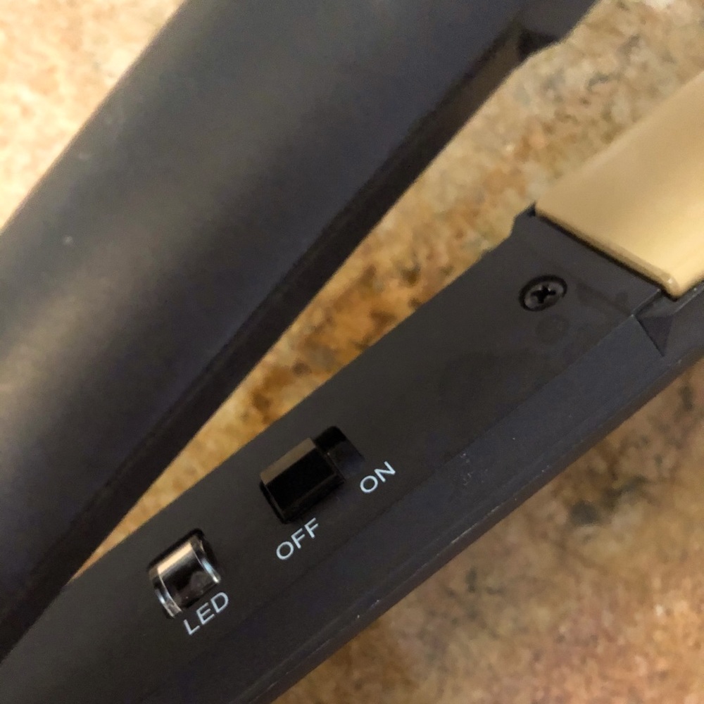 NEW ghd classic styler flat iron